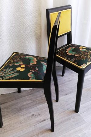 Petites chaises colorées